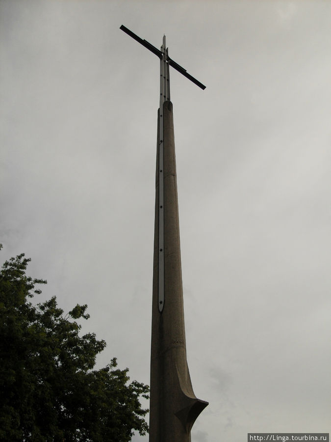 Высокий крест под названием Croix de la rehabilitation обозначает место казни Жанны д’Арк Руан, Франция