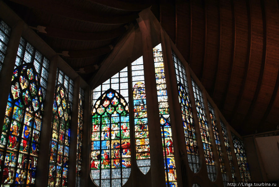 Старинные витражи органично вписались в пространство эклектичной церкви. Руан, Франция