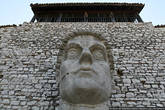 Если верить этому, император Константин тоже был албанцем и терпеливо ждал, пока скульптор изобразит его в камне.