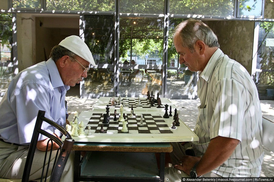 Рядом со школой, в сквере, албанские деды играют в домино и шахматы. В нарды никто не играл почему-то. Тирана, Албания