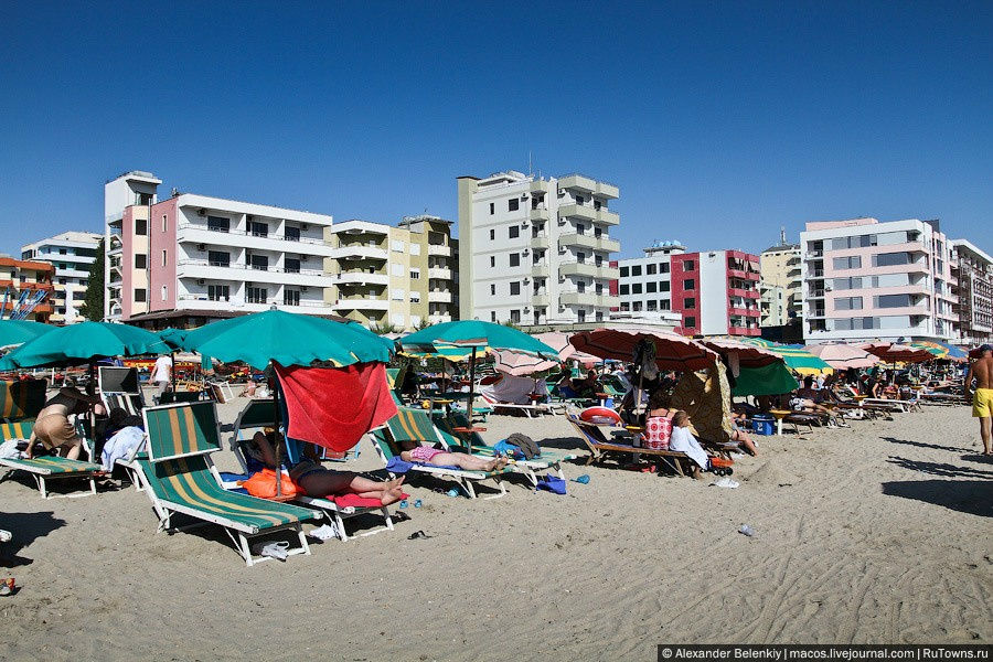 Пляж города Дуррес, сюда приезжают купаться почти все северные албанцы и косовары. Пляж как пляж. Тирана, Албания