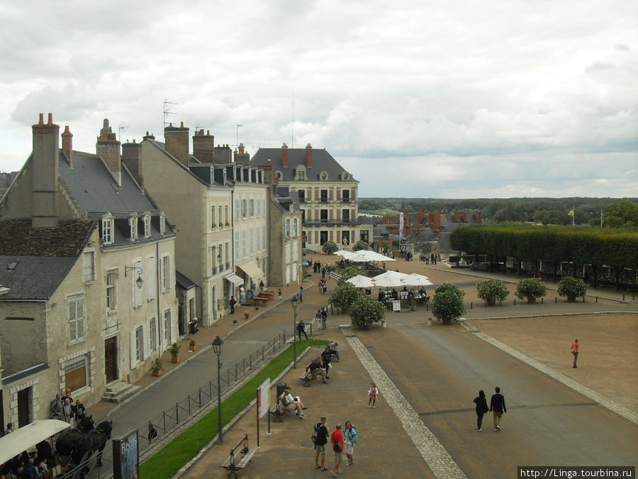 Вид из замка Блуа на площадь. Земли Луары, Франция