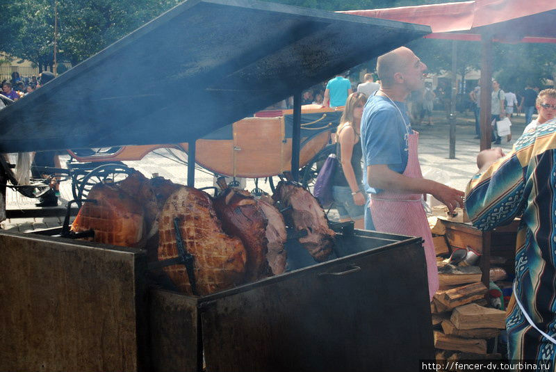 Жареная свинина — непременный атрибут чешских ярмарок Прага, Чехия