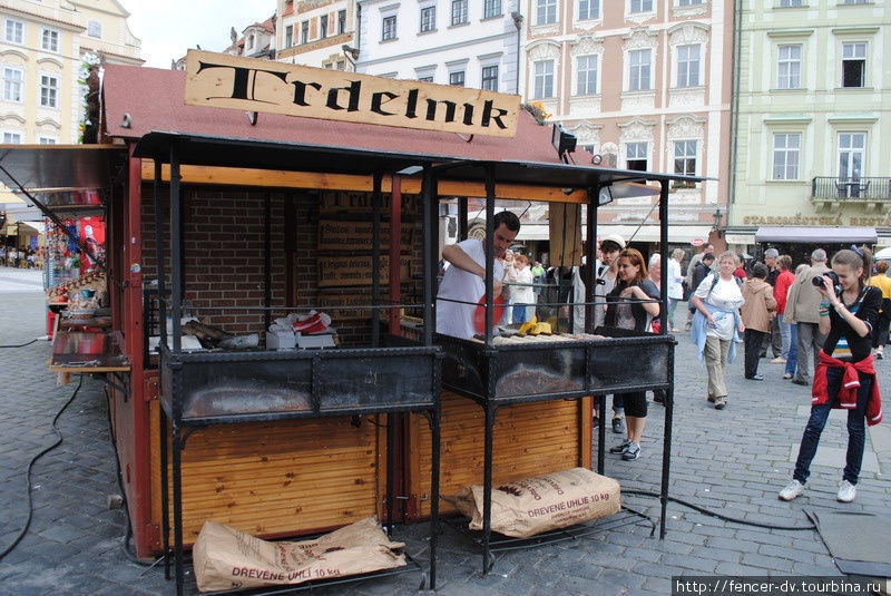 Трдло или трдельник — еще одна вещь (сладкая сдобная булочка), без которой сложно представить подобное мероприятие Прага, Чехия