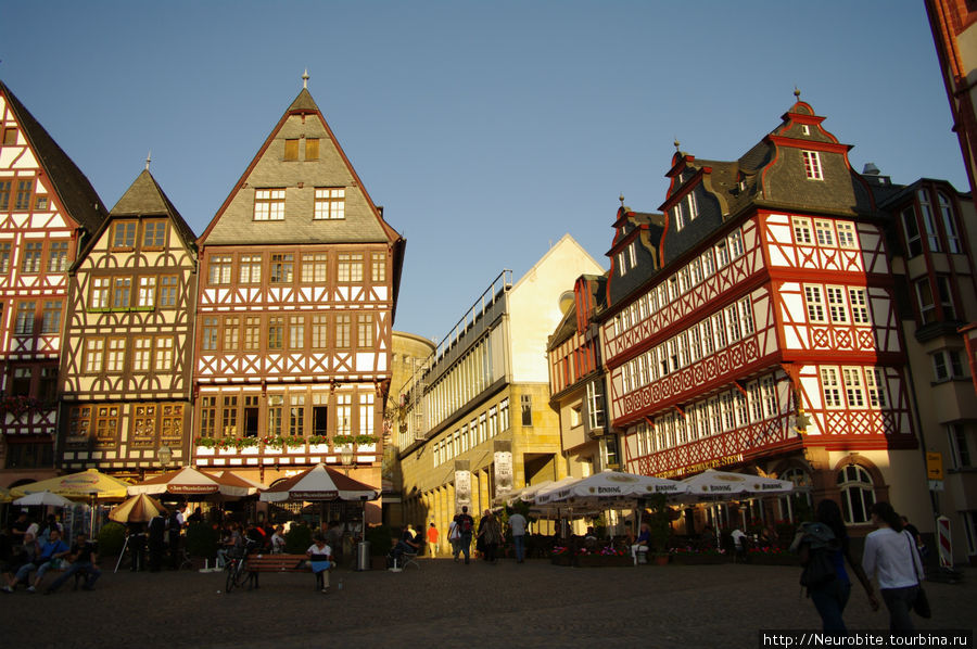 Средневековые фахверковые дома на площади Рёмберг Франкфурт-на-Майне, Германия