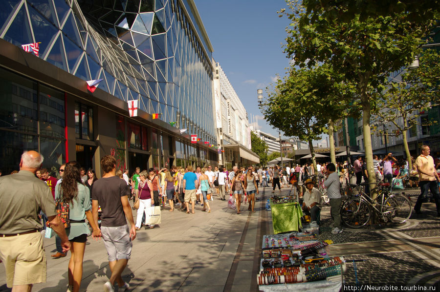 Шумная и веселая шоппинг улица на Хауптвахе Франкфурт-на-Майне, Германия