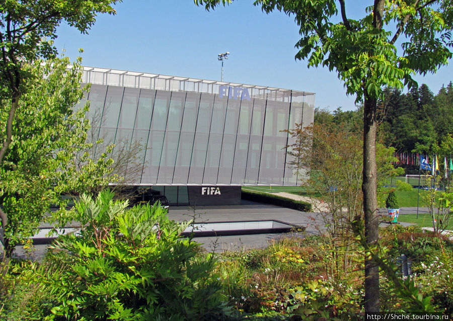 Штаб-квартира FIFA, летом прикрыта от лучей солнца Цюрих, Швейцария