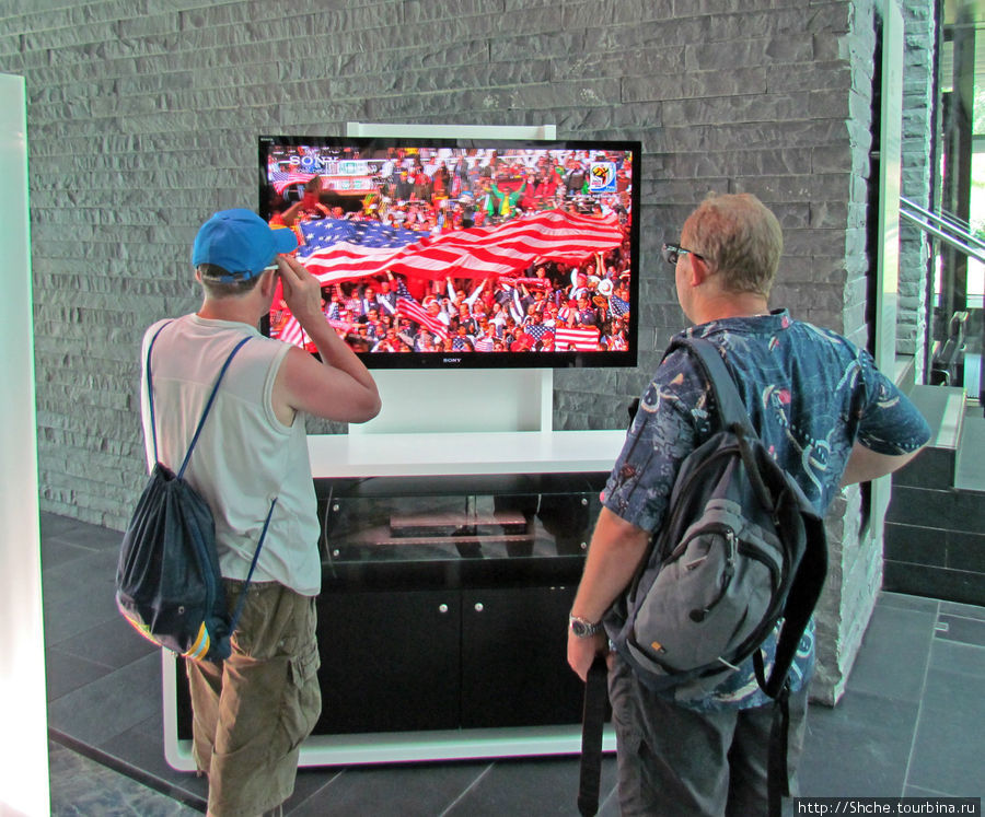 3D-телевизор с двумя парами очков, по которому крутят моменты прошедшего в ЮАР чемпионата мира. Цюрих, Швейцария
