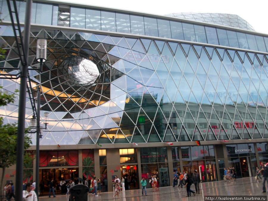 Самой примечательное здание улицы — торговый центр My Zeil с прозрачной воронкой, пронзающей здание. Франкфурт-на-Майне, Германия