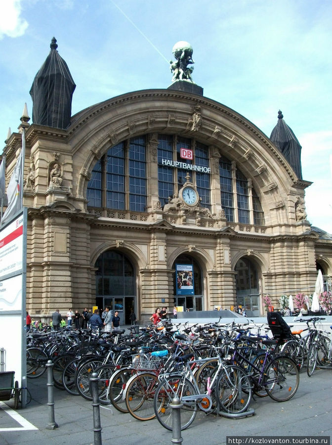 Здание центрального железнодорожного вокзала, построенного в конце XIX в. То количество велосипедов, которое можно увидеть у вокзала — это ответ немцев на дороговизну пассажирских железнодорожных перевозок. Франкфурт-на-Майне, Германия