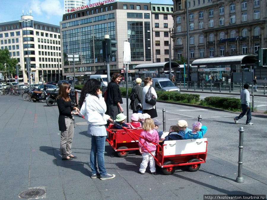 А самых маленьких пассажиров на таких тележках с ветерком развезут от вокзала по домам молодые воспитательницы. Франкфурт-на-Майне, Германия
