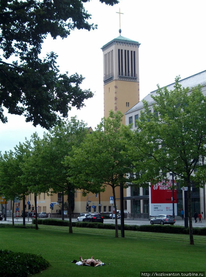 На бульваре Фридриха Эберта можно увидеть несколько странное сочетание: евангельская церковь Св.Матфея (начала XX в.) и разлегшийся на газоне перед храмом нудист. Франкфурт-на-Майне, Германия