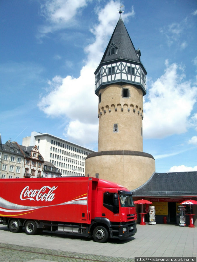 Сторожевая башня Бокенхаймер Варте днем... Франкфурт-на-Майне, Германия