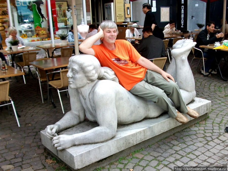 Пройдя пешком добрую часть пути, можно и отдохнуть на такой удобной скамейке, установленной на Кальбэхер-гассе. Франкфурт-на-Майне, Германия