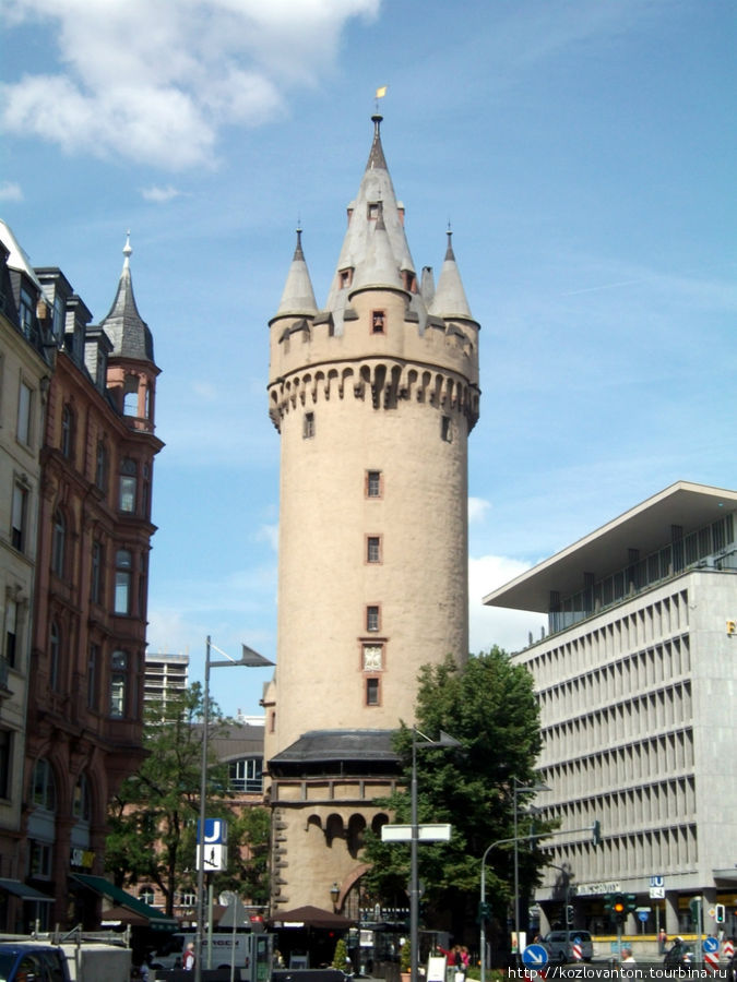 Другая сторожевая башня Эйшенхаймер Турм (1428 г.). Франкфурт-на-Майне, Германия