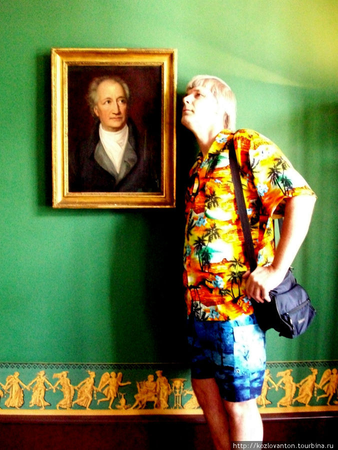 Портрет великого поэта, который родился в этой комнате 28 августа 1749 г. Практически каждый посетитель дома-музея считает своим долгом запечатлеть себя на фоне портрета. Франкфурт-на-Майне, Германия