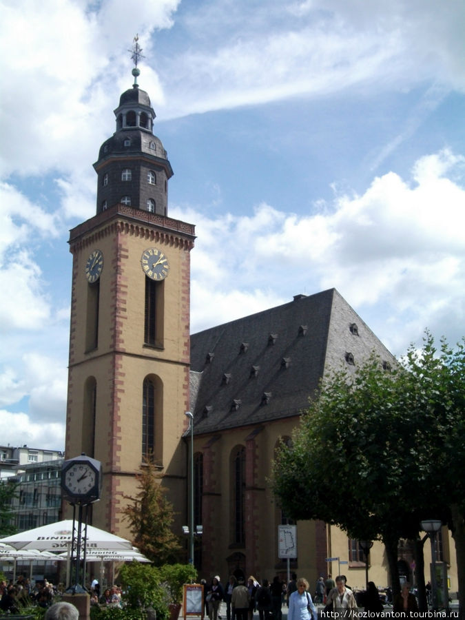 Протестантская церковь Святой Катарины XYII века, где проходил конфирмацию Гёте. Франкфурт-на-Майне, Германия