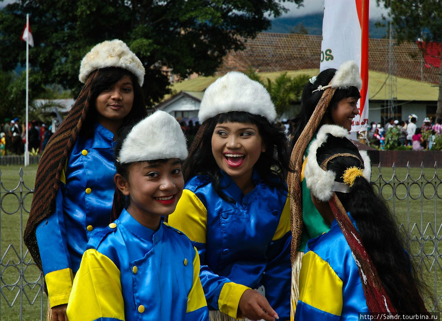 Члены marching band — школьницы и школьники. Вамена, Индонезия