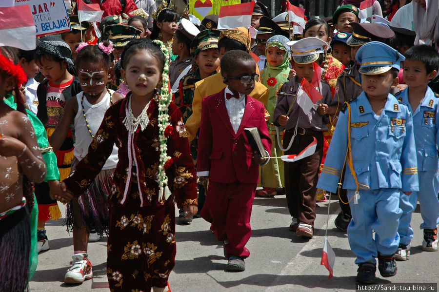 Многие дети (или их родители) выбрали для костюмов форму полицейских, солдат, врачей и т.д. Вамена, Индонезия
