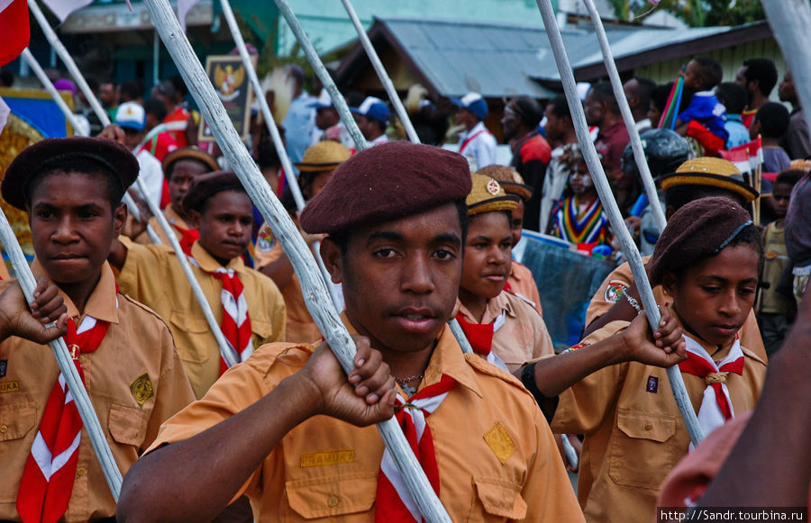 Школьники с флагами Индонезии. Вамена, Индонезия