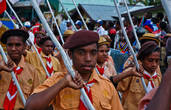 Школьники с флагами Индонезии.