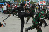Студенты разыгрывают драку между солдатами и террористами.
