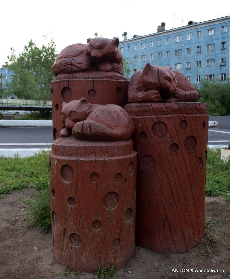Памятник кошкам Дудинка, Россия