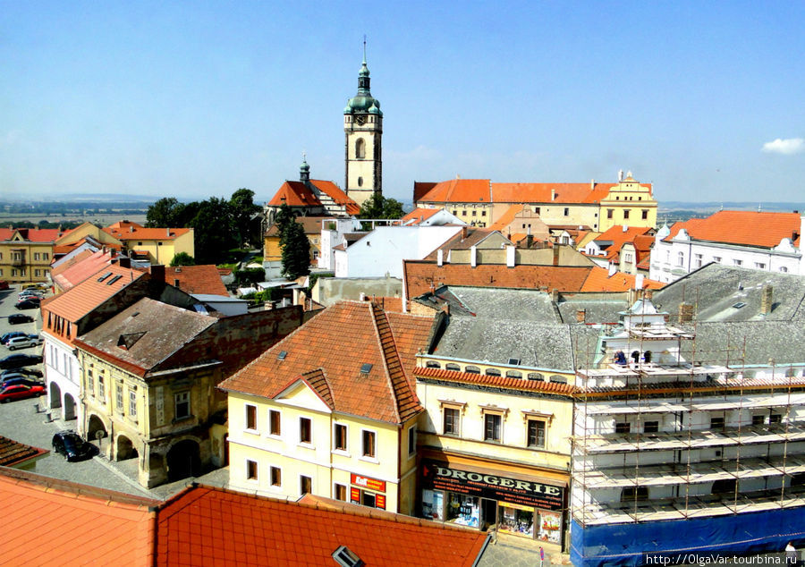 Самое высокое здание города — Башня костела святых Петра и Павла  с зеленоватым луковичным куполом, которую  видно со всех сторон Мельник, Чехия