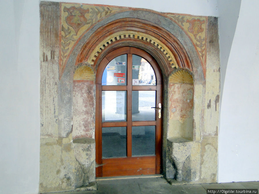 Портал с  эмблемами средневекового мастера Бартоша – колокола и кувшина Мельник, Чехия