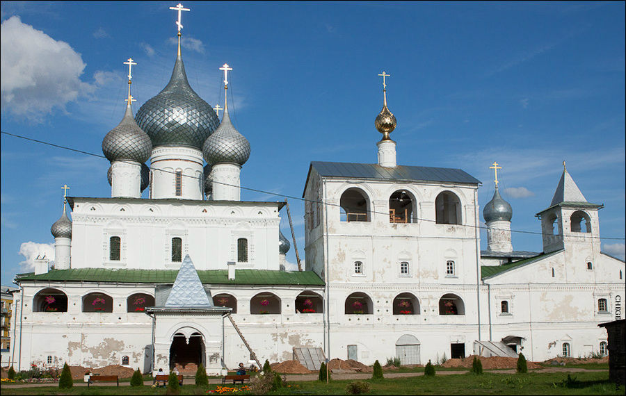 Однако легендарные сведения относят время его возникновения к XIII в., возможно, к периоду княжения Романа Угличского. Первоначально располагался на берегу Волги, вблизи устья Троицкого ручья. Углич, Россия