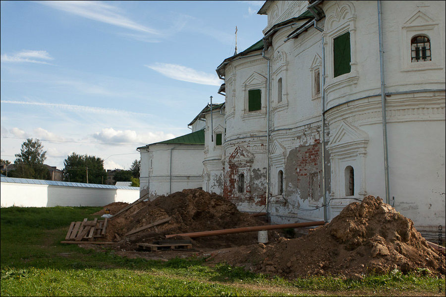 В 1609 г. поляки с боем взяли монастырь. Погибли архимандрит Лаврентий, около 60 монахов и около 500 граждан, защищавших обитель Углич, Россия