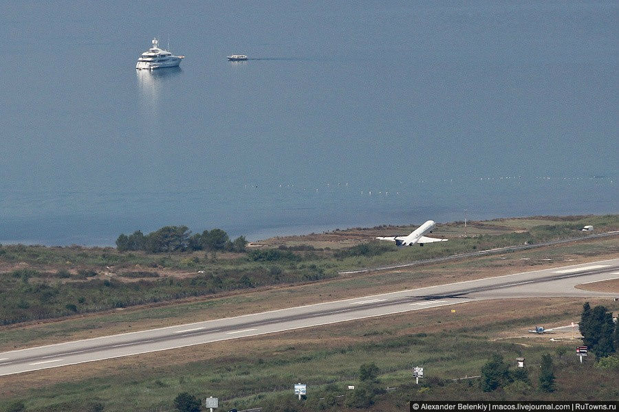 Аэропорт города Тиват. Туристы приземляются практически у моря, можно сразу идти на пляж. Черногория