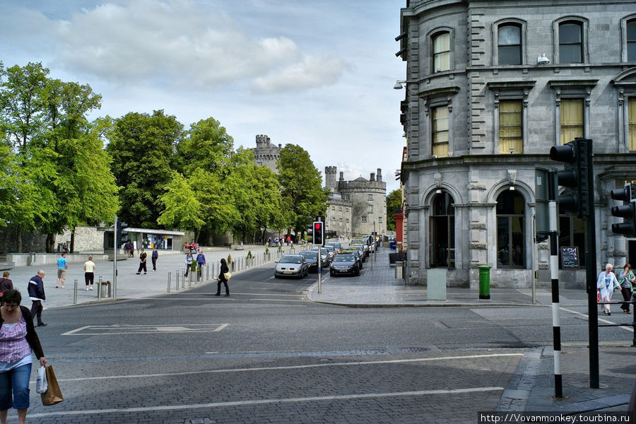 Площадь с видом на замок Килкенни. Прямо, улица The Parade, за спиной High street. Килкенни, Ирландия