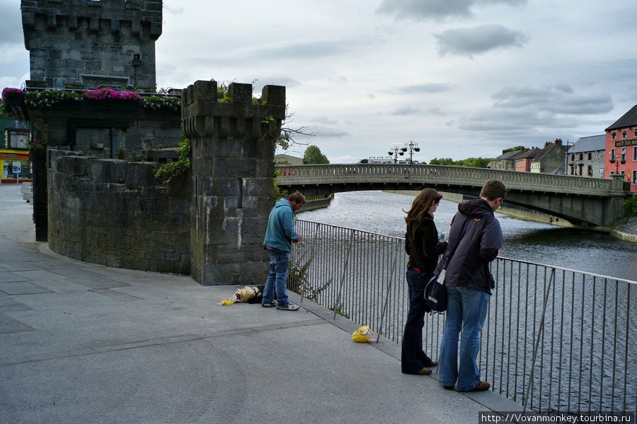 Возле моста Джона, под стеной Замка Килкенни. Килкенни, Ирландия