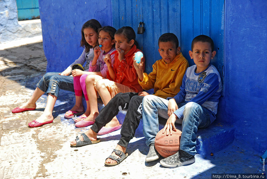 Мальчишки наливают шарики водой и бросаются Шефшауэн, Марокко