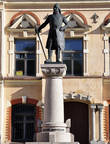 Первый памятник Выборга — установленный в 1908 году на площади Старой Ратуши монумент основателю города Торгильсу Кнутссону.