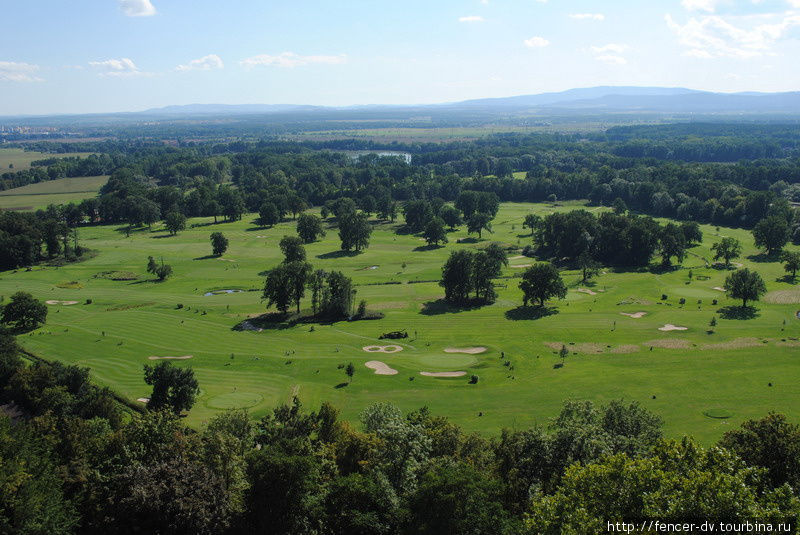 Кстати, здесь роскошное поле для гольфа и известный гольф-клуб Глубока-над-Влтавой, Чехия