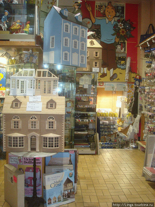 Магазин размещается на 2 этажах. Прямо под изображением Тантена спуск в полуподвальный этаж. Париж, Франция