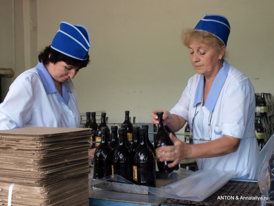 Работницы упаковывают уже готовые бутылки с медовухой. Суздаль, Россия