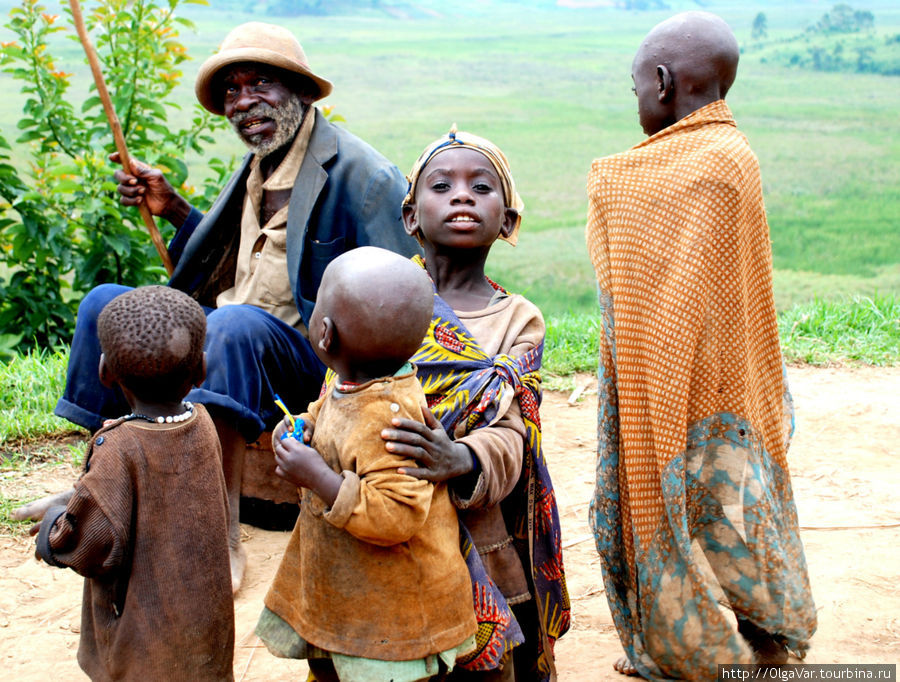 Любопытство присуще всем, даже пигмеям разного возраста Кабале, Уганда