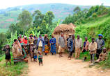 Вот такие пигмеи могут встретиться вам в Уганде —  вполне миролюбивые и приветливые маленькие люди с маленький кулачок
