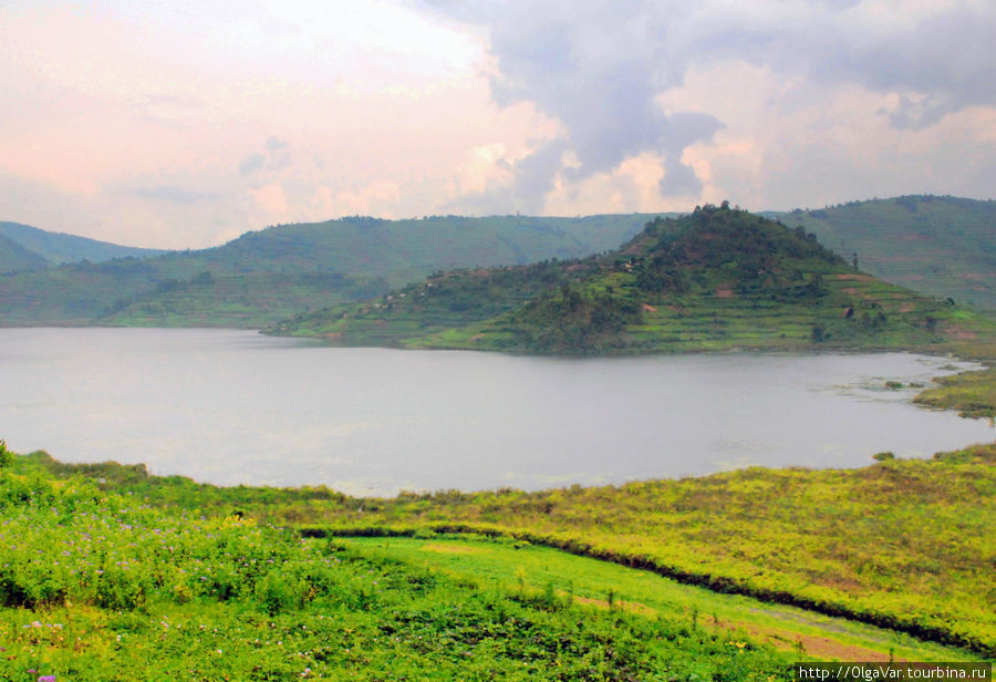 Озеро Буньони (в переводе с суахили означает «дом маленьких птиц») — одно из самых красивых мест в Уганде. Молодое кратерное озеро  образовалось около 8 тысяч лет назад вследствие извержения вулкана, когда лава замкнула течение реки