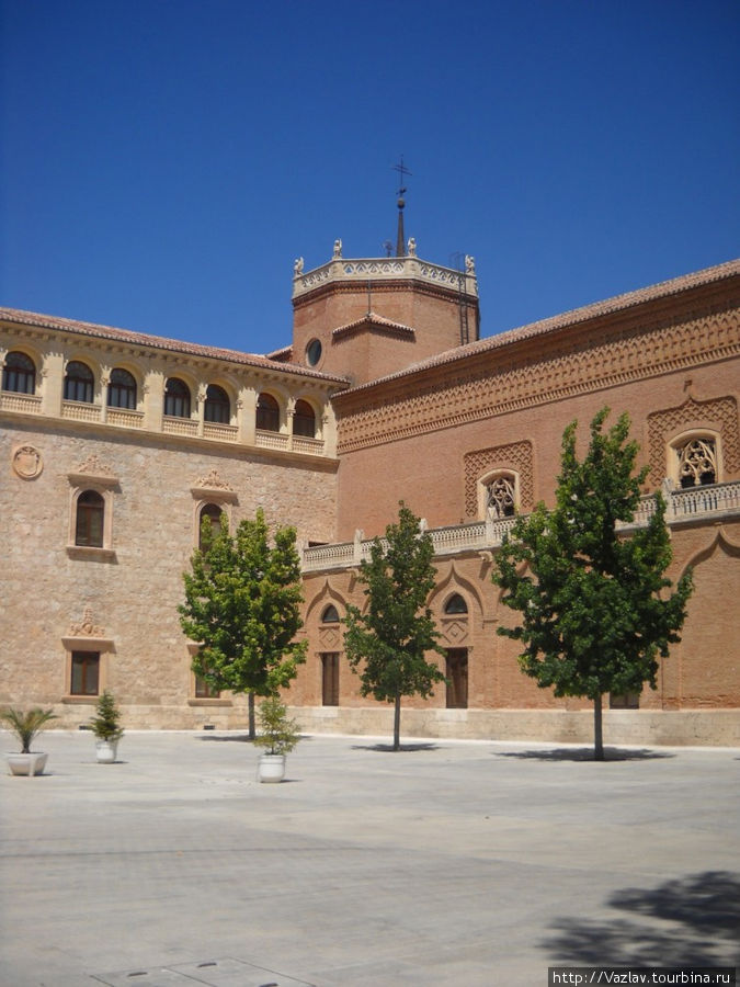 Соединение двух стилей Алькала-де-Энарес, Испания