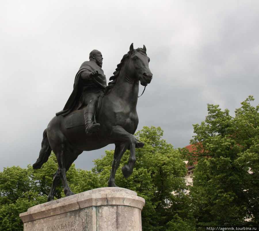 Памятник основателю Максимилиану II Мюнхен, Германия