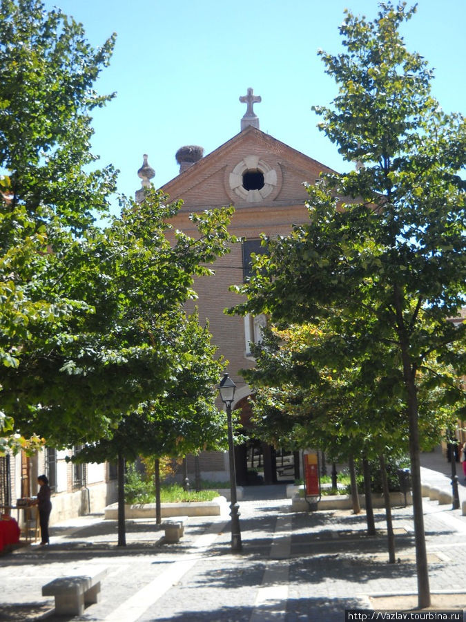 Церковь с прилегающей площади Алькала-де-Энарес, Испания