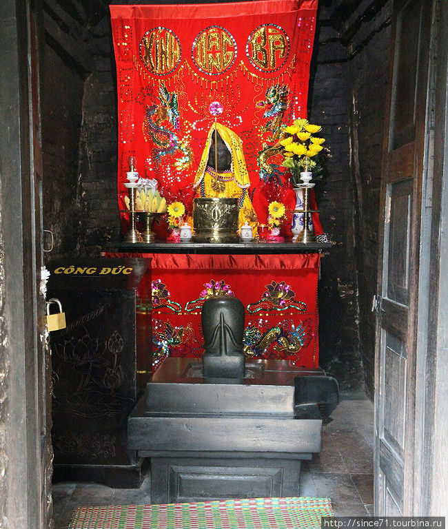 3. На то, что когда-то Понагар принадлежал к не буддистской культуре указывает хорошо сохранившийся лингам (на переднем плане), слиятие мужского и женского в одном символе. Нячанг, Вьетнам