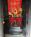 3. На то, что когда-то Понагар принадлежал к не буддистской культуре указывает хорошо сохранившийся лингам (на переднем плане), слиятие мужского и женского в одном символе.