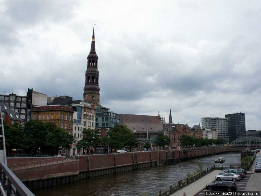 вид на St. Katharinen из HafenCity Гамбург, Германия