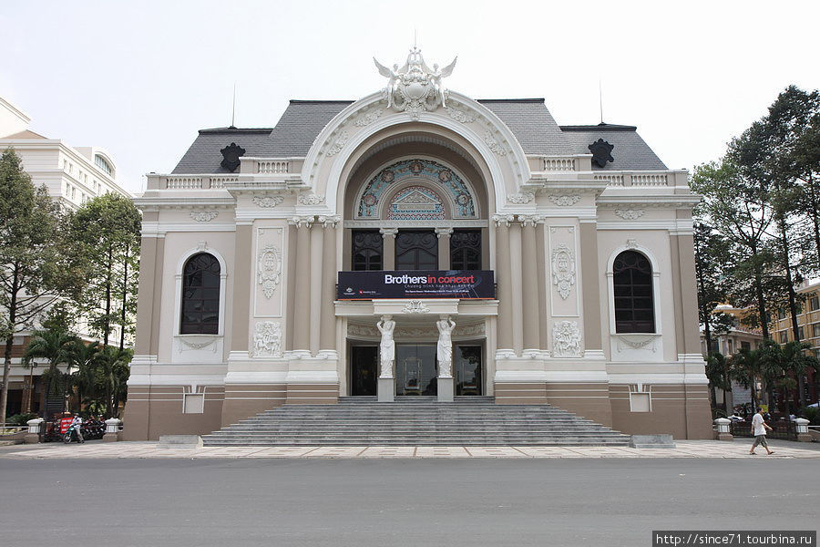 2. Столетняя Опера.  Детали фасада были изготовлены во Франции и  транспортированны во Вьетнам Хошимин, Вьетнам