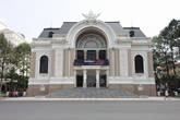 2. Столетняя Опера.  Детали фасада были изготовлены во Франции и  транспортированны во Вьетнам